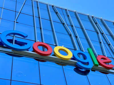 Google показала ШІ, який сам визначає мову та розрізняє голоси співрозмовників