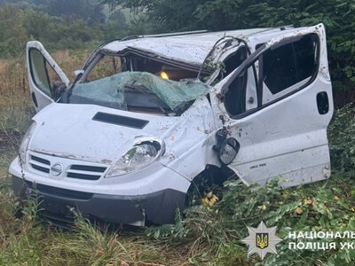 На Буковині бус злетів у кювет і перекинувся, травмувалися двоє дітей і дорослий