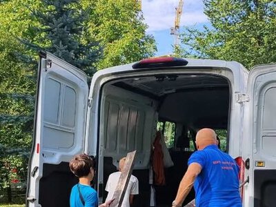«А давай і справді допоможемо»: у Франківську двоє велосипедистів долучилися до ремонту лавок у сквері