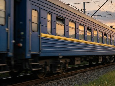 Понад 17 годин у дорозі: через масовану атаку поїзди в Україні курсують із багатогодинними затримками