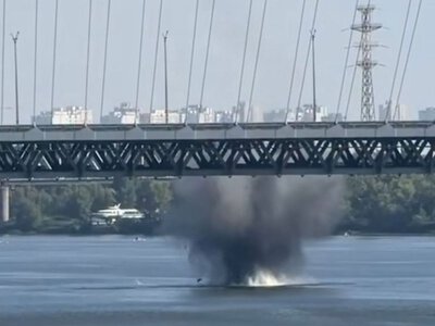 Секунди до вибуху: біля Подільського мосту у Києві у воду впав ворожий дрон