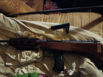 У селі на Львівщині поліція знайшла гвинтівку та десятки патронів