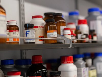 Фармкомпаніям спростили використання додаткових складів через російські атаки