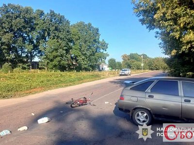 На трасі Житомир – Сквира автомобіль зіткнувся з велосипедисткою: жінку госпіталізували
