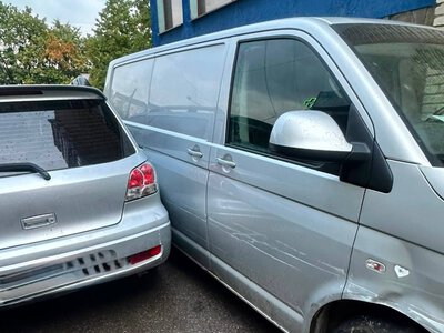 На Довженка нетверезий водій Mitsubishi врізався у припаркований Volkswagen