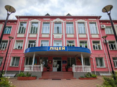У рівненському ліцеї закликали замість квітів на 1 вересня донатити для війська