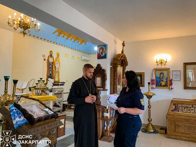 «На Бога покладайся, а вогнегасник тримай під рукою»: рятувальники перевіряють храми Закарпаття