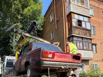 У Вінниці прибрали занедбаний автомобіль, який заважав проїзду біля дитсадка