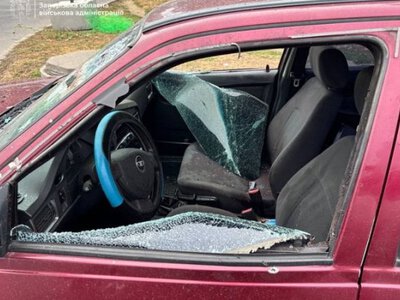 Росіяни атакували дроном цивільне авто, яке зупинилося на світлофорі: постраждали дві людини