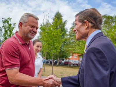 Через чотири роки знову в Бучі: американський сенатор Річард Блюменталь відвідав громаду
