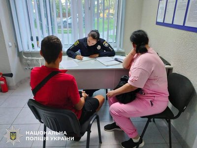 У Гостомелі двоє підлітків зняли 152 шеврони військових з пам’ятної інсталяції