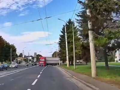 У Луцьку фура перетнула подвійну суцільну та проїхала через пішохідний перехід (Відео)