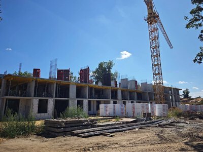 Відбудова після руйнувань: у Гостомелі зводять нові будинки та масштабне протирадіаційне укриття