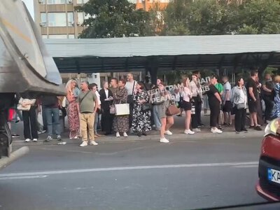 Люди кидають машини та йдуть пішки: у Києві через серію тривог стався масштабний транспортний колапс