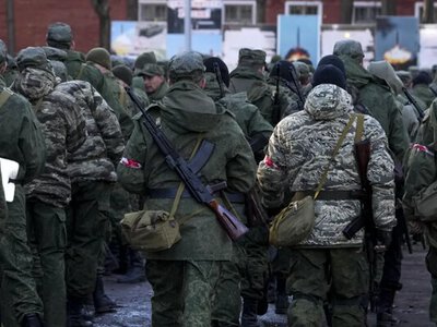 Вербувальники рф споюють жителів Донецька та примушують їх підписувати контракти з військом - АТЕШ