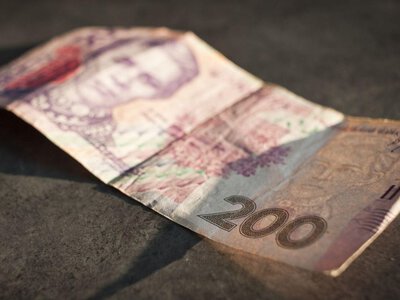 Старі купюри 200 гривень зникають із обігу: що робити українцям