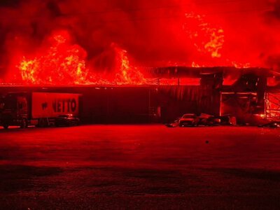 Росіяни повторно вдарили по складу «Нової пошти» на Київщині під час гасіння пожежі
