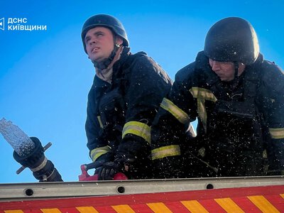 Ворог повторно вдарив по ДСНС під час гасіння: що відомо про наслідки обстрілу в Бучанському районі