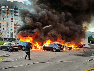 На Київщині пошкоджені 14 складів, житлові будинки та авто: атака триває другу добу