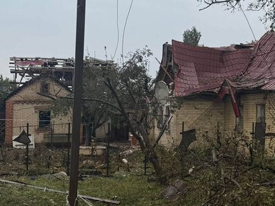 У Слов’янську авіаудари пошкодили житлові будинки та ринок
