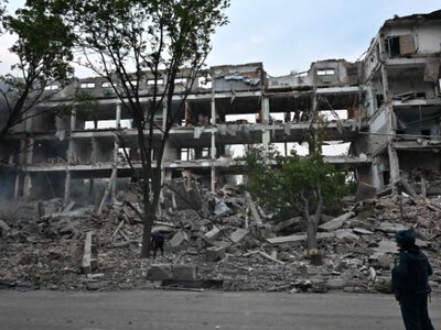 З будівлі виносили тіла військових: про наслідки ударів по базах окупантів у Донецьку