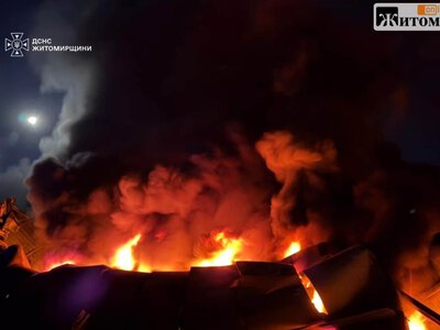 У Житомирі понад п’ять годин гасили масштабну пожежу на підприємстві