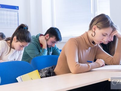 Випускникам і студентам у Чехії потрібно повідомити страхову про свій статус до 8 вересня