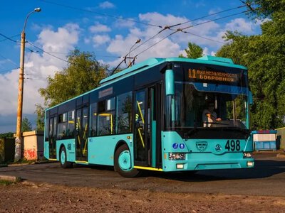 Рушив, не дочекавшись пасажирки: у Чернігові жінка випала з тролейбуса
