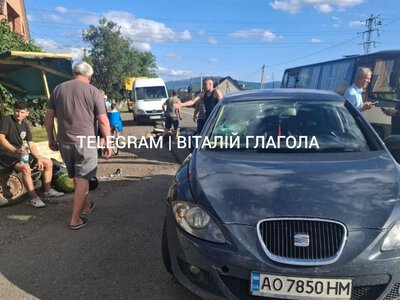 На Тячівщині автомобіль зіткнувся з мотоциклом: двоє хлопців травмовані