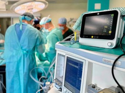 «Друге серце» на руці: у Львові лікарі видалили пацієнтці псевдоаневризму розміром із грейпфрут