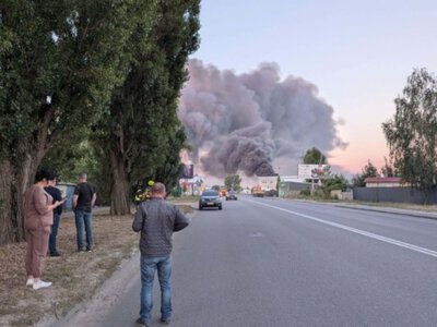 Удар РФ по Київщині: пошкоджено 14 складів, 19 будинків та 16 авто