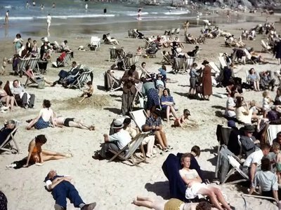Мандрівник у часі на пляжі 1943 року: у мережі розгледіли чоловіка зі смартфоном