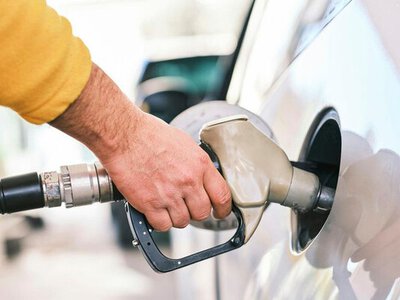 Чи очікувати пальне по 100 гривень: експерт розповів, що буде з вартістю бензину та дизелю