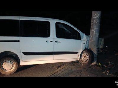 У Франківську водій Peugeot в’їхав в електроопору: патрульні виявили ознаки сп’яніння