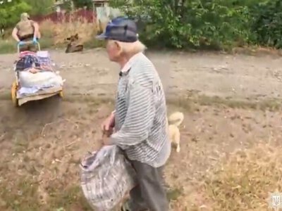 «Хлопці, ви янголи?» - спецекіпаж поліції «Білі янголи» евакуював з Межової 72-річну маломобільну жінку