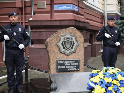 У Миколаєві поліцейські вшанували пам’ять та вручили державні нагороди рідним колег, які загинули за Україну (ФОТО)