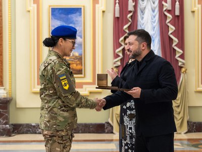 Надія «Мама» Яріш: єдина жінка, яка гелікоптером повернулася в оточений Маріуполь, отримала звання «Національна легенда України»