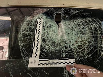Деталь від вантажівки, якою керував житель Рівненщини, відлетіла в скло буса: травмована дитина