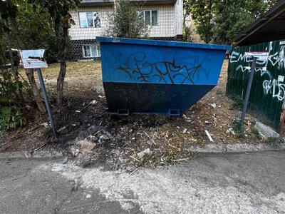 У Рівному невідомі підпалили контейнер та перекинули біотуалет