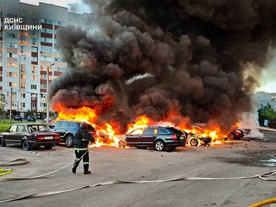 Рятувальники ліквідовують наслідки ворожої атаки на Бучанщині: пожежі та пошкоджене житло