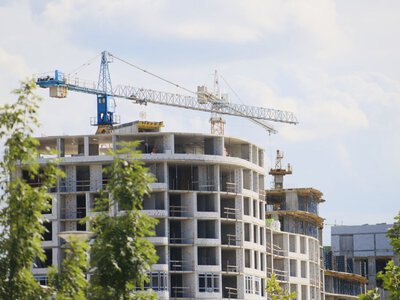 «Квітка» на даху: у двох будинках нової черги Синергія Сіті завершили монолітний каркас