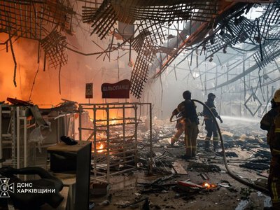 Внаслідок сьогоднішнього удару по ТРЦ у Харкові виникла масштабна пожежа (фото)