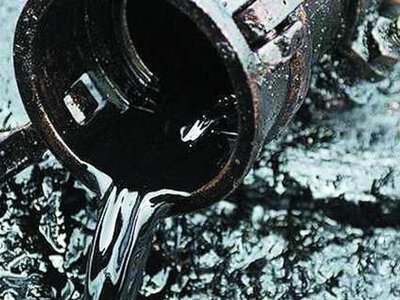 Україна рекордно обвалила переробку нафти на росії: дефіцит бензину дістався до Москви