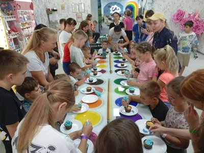 Діти з Херсонщини в Одесі створювали листівки для «Охматдиту»