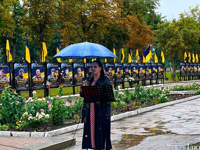 В Изюме возле Аллеи Славы почтили память павших воинов