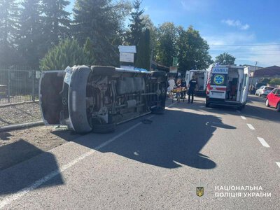На Хустщині зіткнулися вантажівка, легковик та автобус - одна людна загинула, семеро у лікарні
