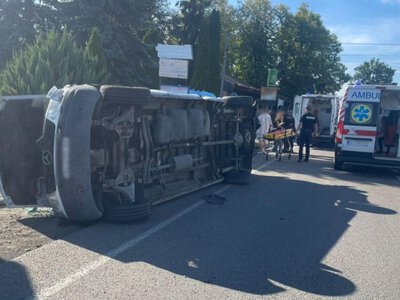  Неповнолітня дівчина загинула в ДТП вантажівки та автобуса на Хустщині 