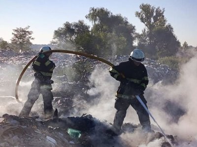  Вогнеборці понад 6 годин гасили пожежу на сміттєзвалищі в області 