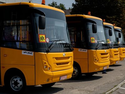 Громадам Полтавщини передали ще 10 шкільних автобусів