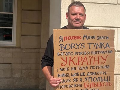 Поляк із Кракова приїхав до Львова та влаштував акцію на підтримку українців